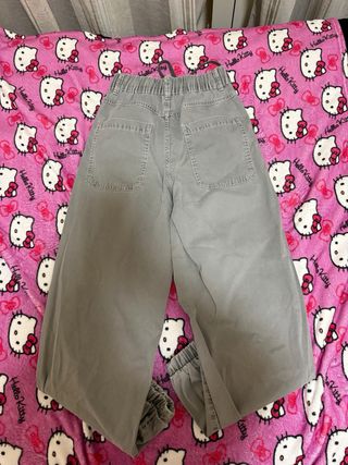 Pantalones grises anchos