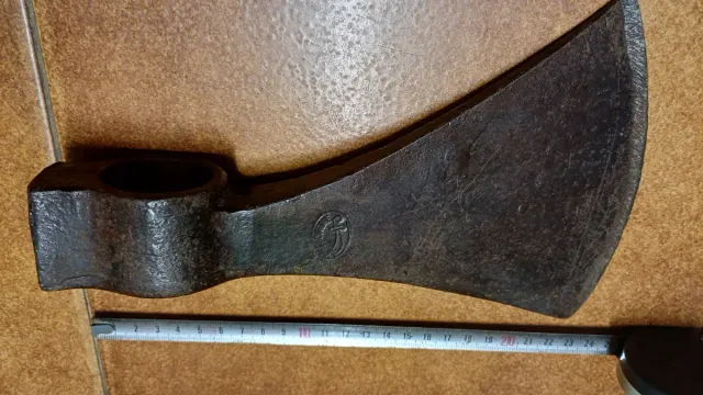 Hacha antigua de metal