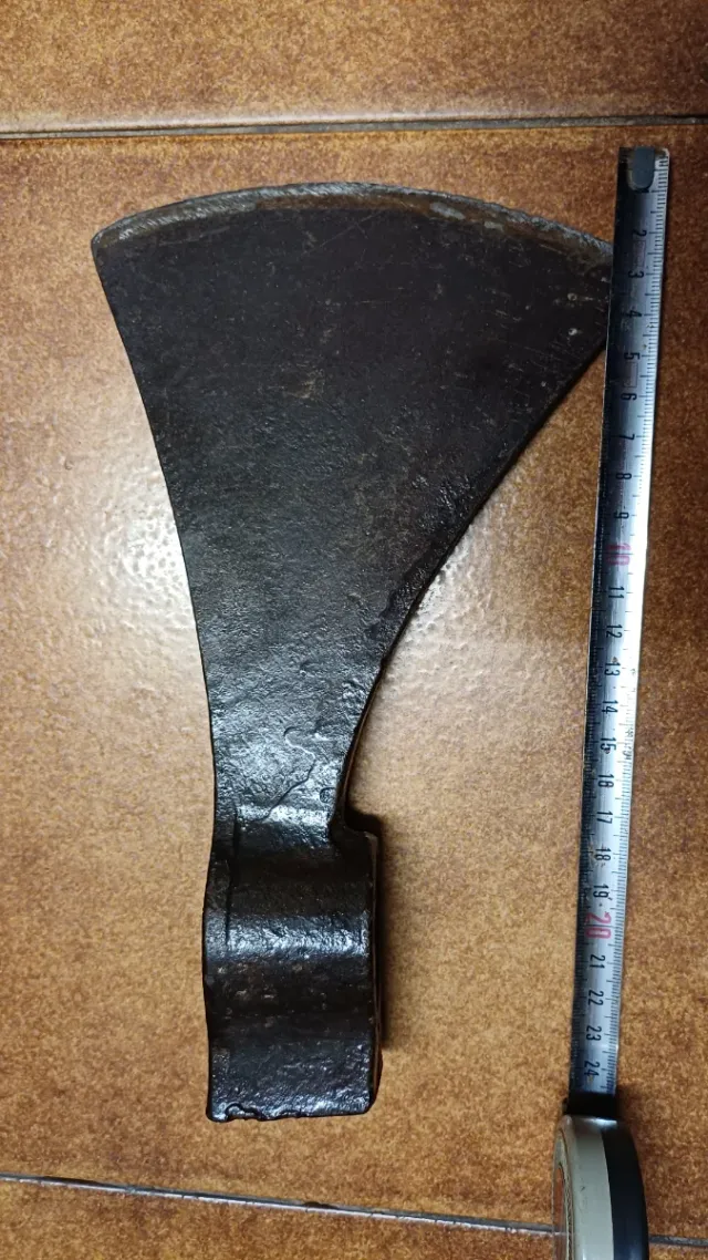 Hacha antigua de metal