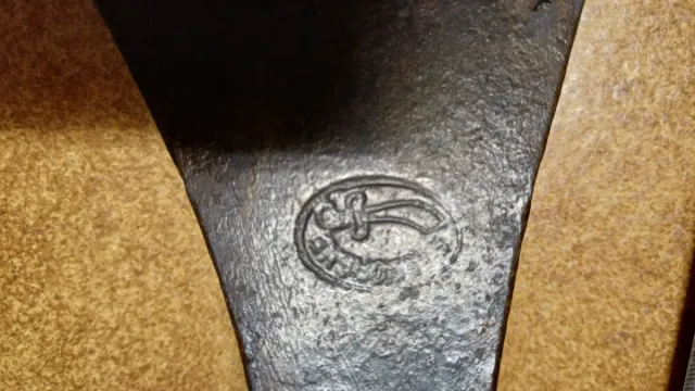 Hacha antigua de metal
