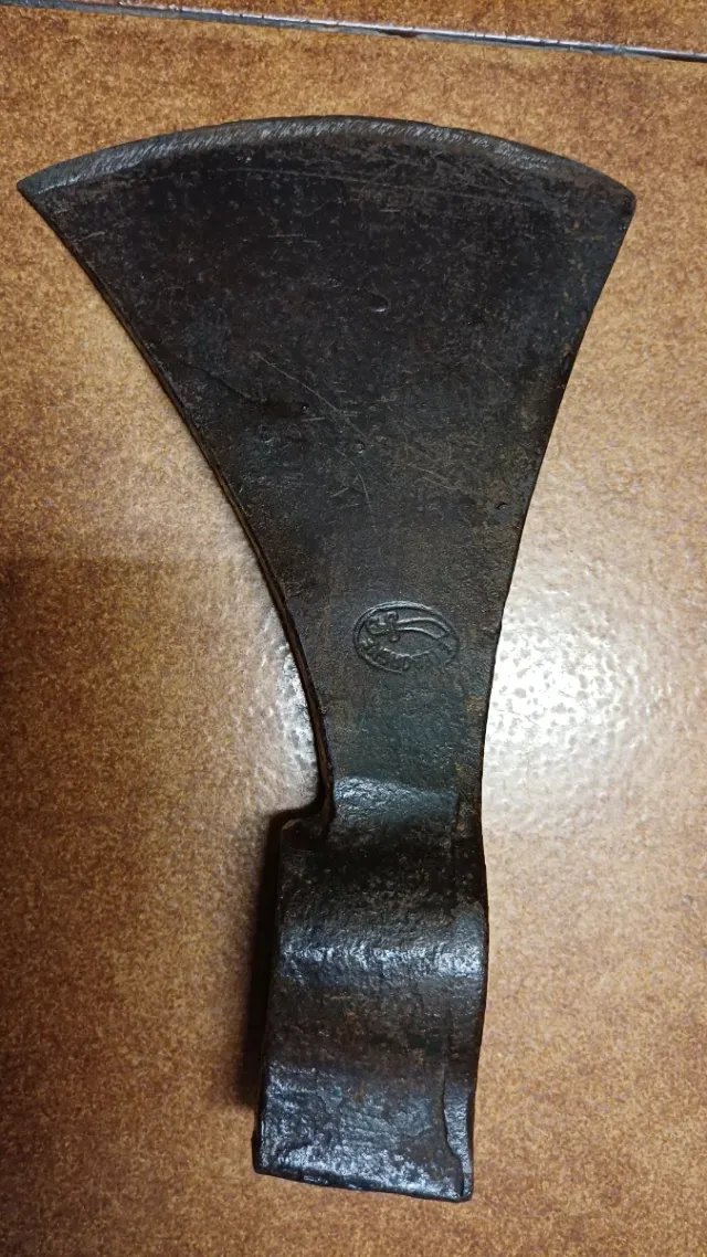 Hacha antigua de metal