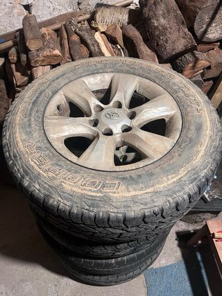4Llantas con Neumático con posibilidad que sean 5