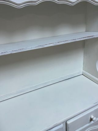 Alacena blanca con puertas de cristal