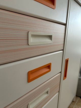 Armario y cómoda dormitorio juvenil madera