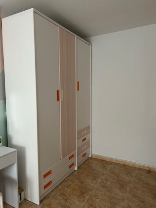 Armario y cómoda dormitorio juvenil madera