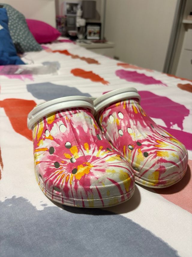 Chanclas tipo Crocs rosas, blancas y amarillas
