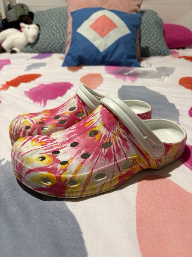 Chanclas tipo Crocs rosas, blancas y amarillas