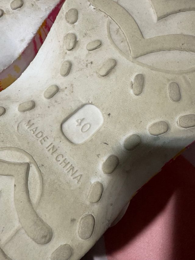 Chanclas tipo Crocs rosas, blancas y amarillas