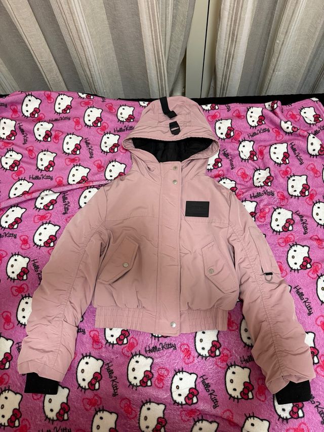 Abrigo rosa con capucha