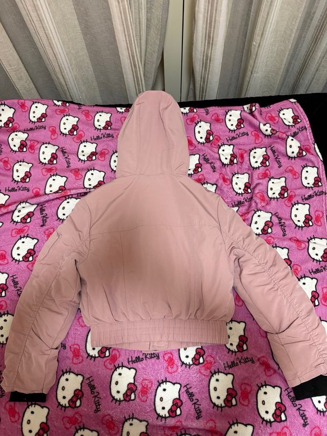 Abrigo rosa con capucha