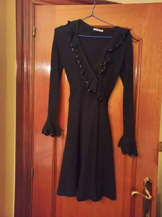 Vestido negro talla S con volantes