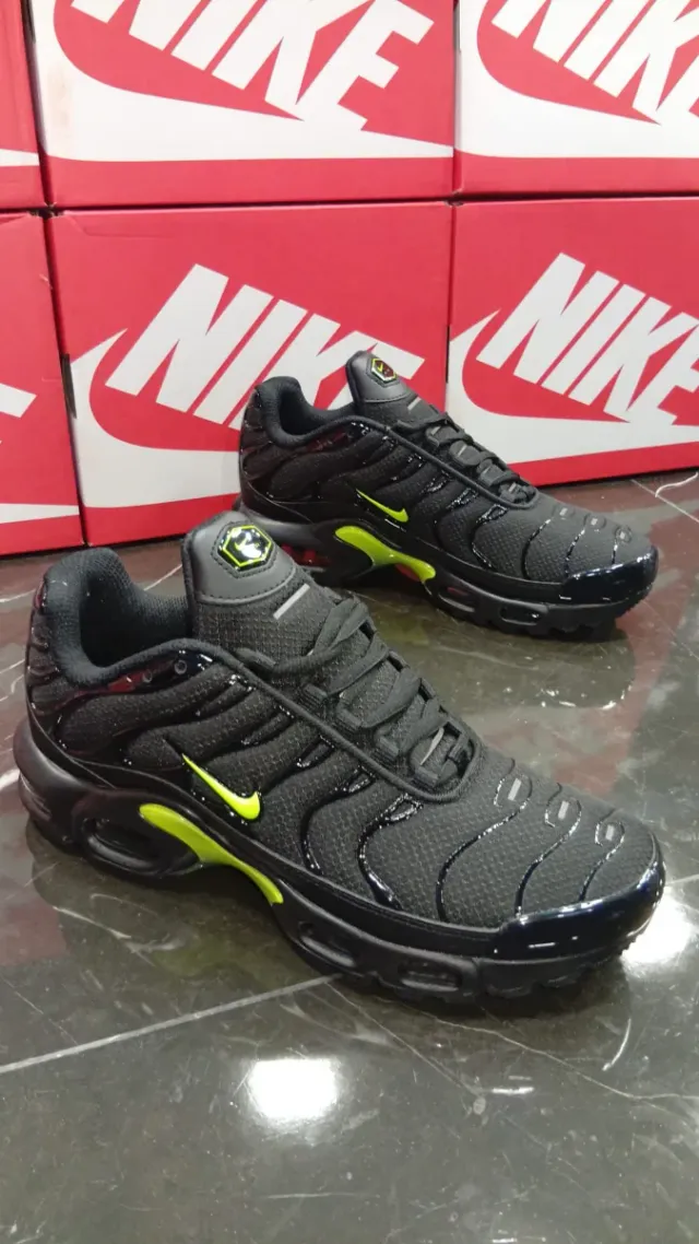 Zapatillas Nike TN Air Max Plus Negras y Verdes