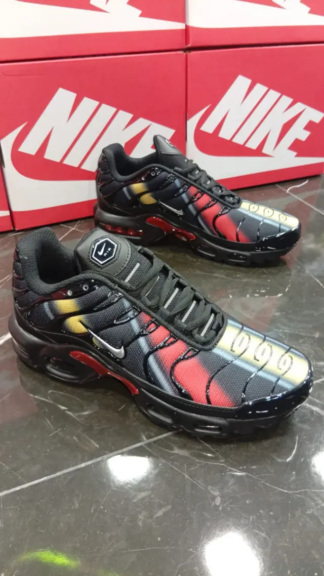 Zapatillas Nike TN Air Max Plus Negras y Verdes