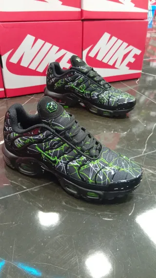 Zapatillas Nike TN Air Max Plus Negras y Verdes