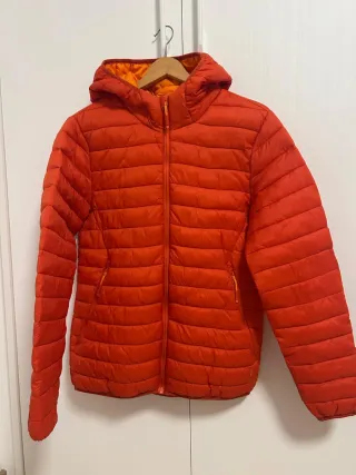 Chaqueta de invierno naranja con capucha