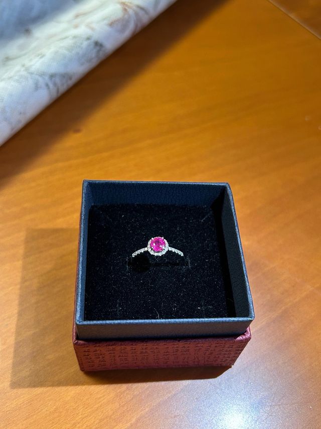 Sortija oro blanco rubí y diamantes