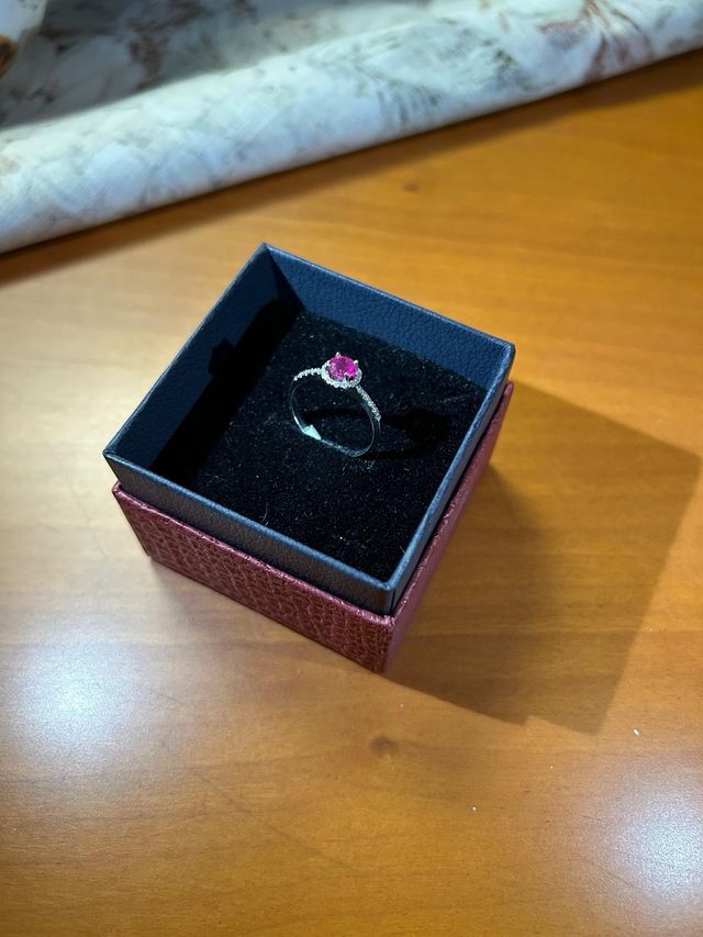 Sortija oro blanco rubí y diamantes