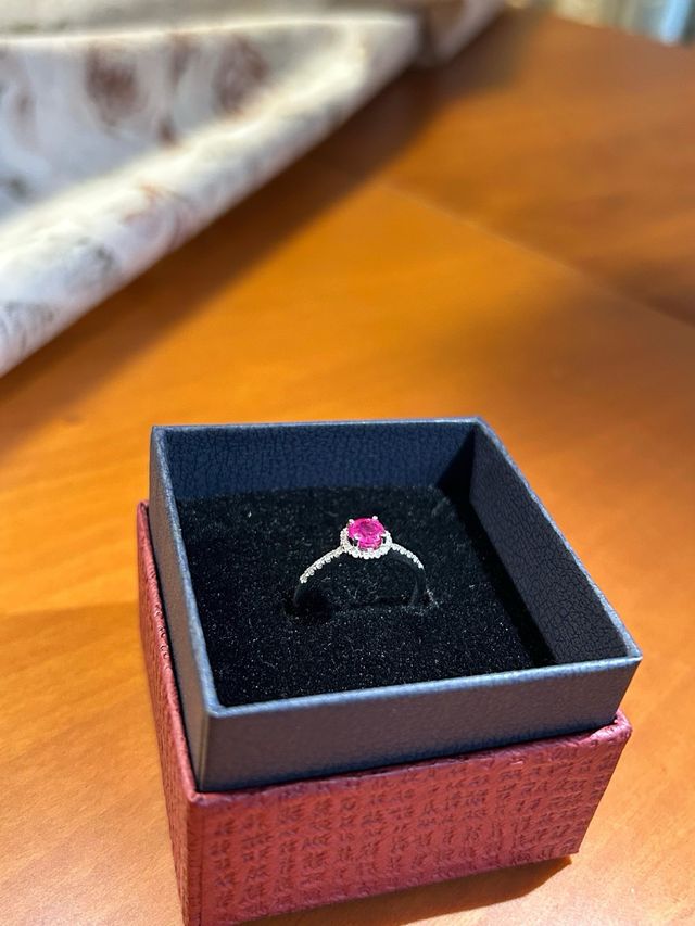 Sortija oro blanco rubí y diamantes