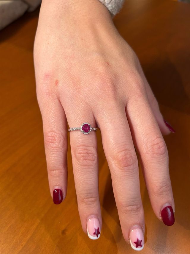 Sortija oro blanco rubí y diamantes