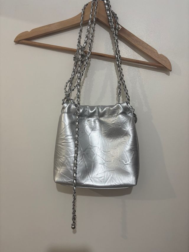 Bolso plateado con cadena