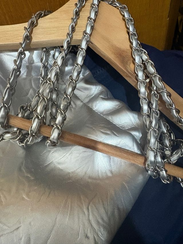 Bolso plateado con cadena