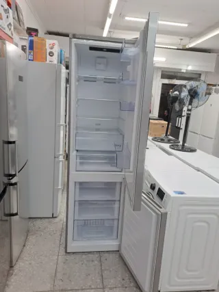 NEVERA MARCA BEKO COLOR INOX