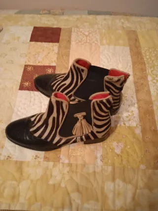 Botines de pelo de cebra natural y piel.