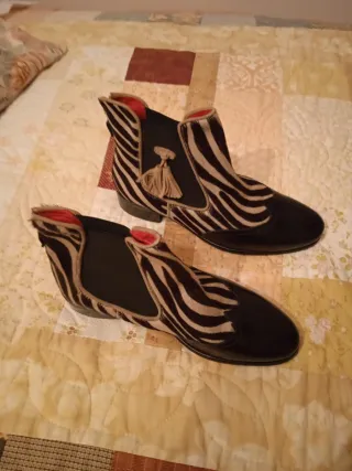 Botines de pelo de cebra natural y piel.