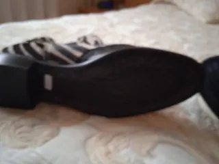 Botines de pelo de cebra natural y piel.