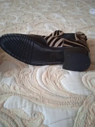 Botines de pelo de cebra natural y piel.