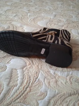 Botines de pelo de cebra natural y piel.