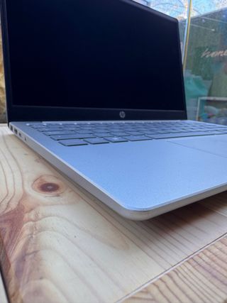 Portátil HP 14-ep1001ns como nuevo. Compra 06/25