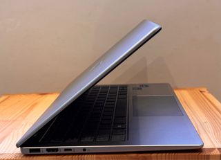 Portátil HP 14-ep1001ns como nuevo. Compra 06/25