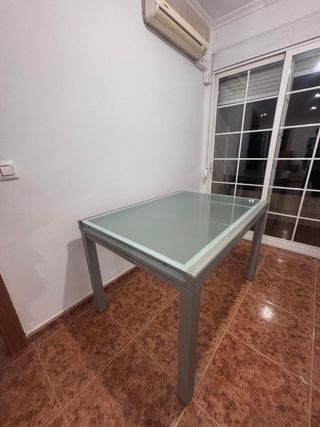 Mesa de cristal y metal gris