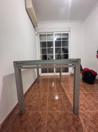 Mesa de cristal y metal gris