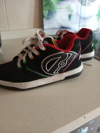 Zapatillas Heelys con ruedas negras y rojas