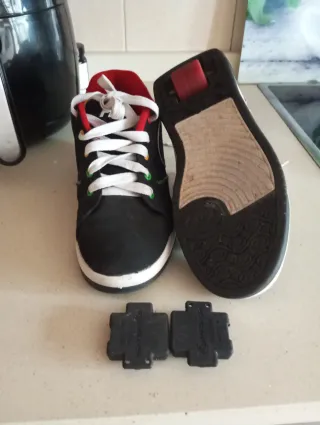 Zapatillas Heelys con ruedas negras y rojas