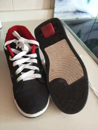 Zapatillas Heelys con ruedas negras y rojas