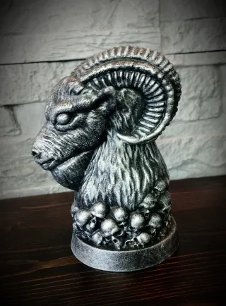 Statua Baphomet con teschi