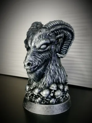 Statua Baphomet con teschi