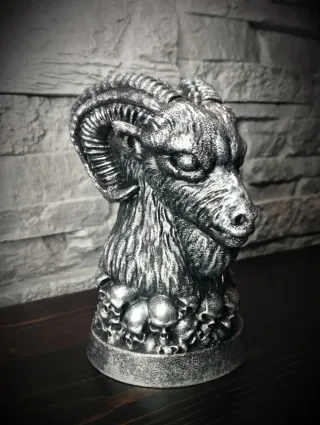 Statua Baphomet con teschi