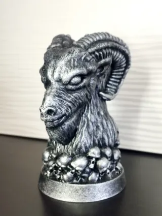 Statua Baphomet con teschi
