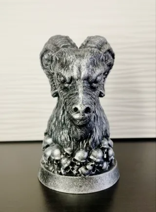 Statua Baphomet con teschi