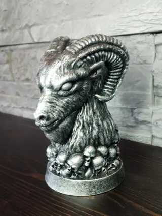 Statua Baphomet con teschi