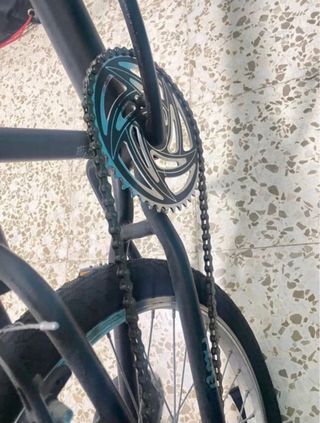 Bicicleta BMX Negra con Puños Azules