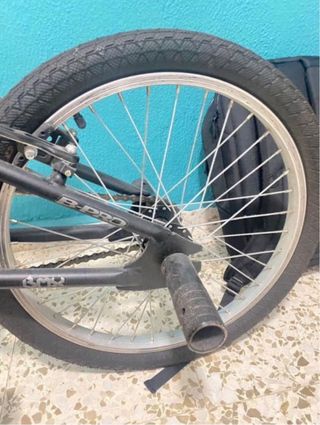 Bicicleta BMX Negra con Puños Azules