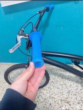 Bicicleta BMX Negra con Puños Azules