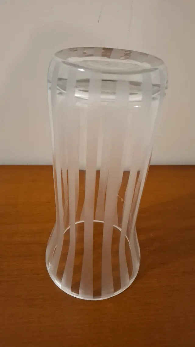 Jarra de vidro com riscas