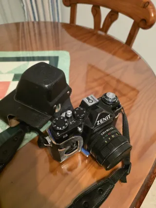 Cámara Zenit Negra con Correa Multicolor