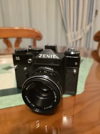 Cámara Zenit Negra con Correa Multicolor